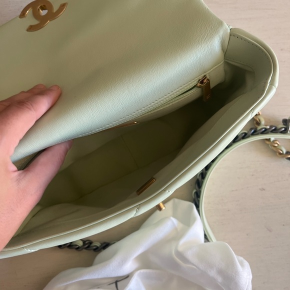 Chanel 19 season 22C brand new                    💚All inclusions ! - Picture 6 of 16